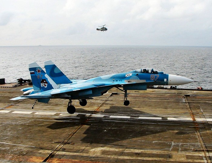 Tiêm kích Su-33 trên tàu sân bay kuznetsov